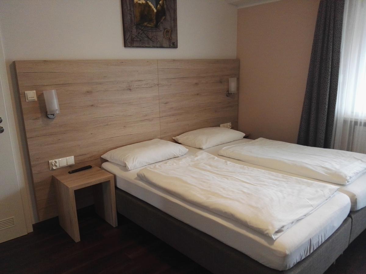 Hotel Gasthof Momm Brunnthal Exterior photo
